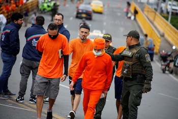 Un policier équatorien marche