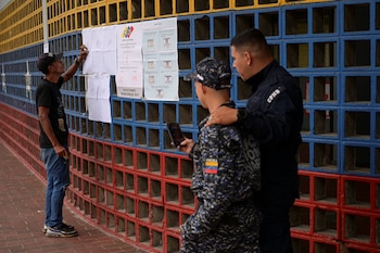 Un homme cherche sa table