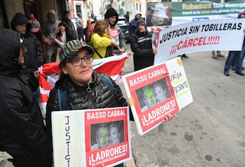 Les investisseurs touchés protestent devant