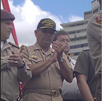 Le Daniel Comisso Urdaneta en arrière