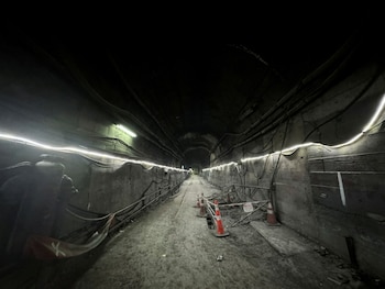 Une vue montre un tunnel