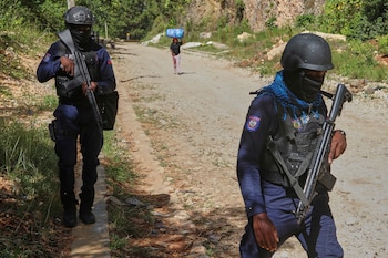 La police patrouille la zone à proximité
