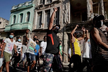 Les gens démontrant à Cuba le