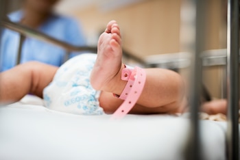 Bébé en néonatologie. Crédit Freepik