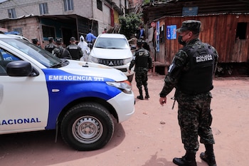 Police hondurienne et moniteur militaire