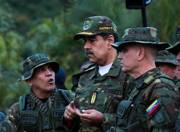 Le dictateur Nicolás Maduro (centre)