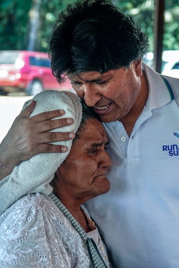 De son refuge, il continue de diriger