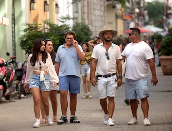 Les touristes traversent l'un des