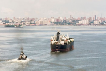 Un pétrolier navigue