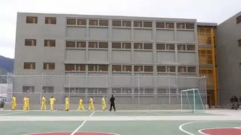 Les prisonniers politiques vont à la terrasse