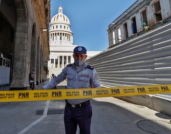 Un policier empêche l'étape