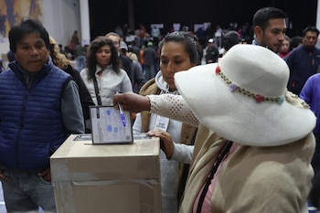 Une femme vote dimanche