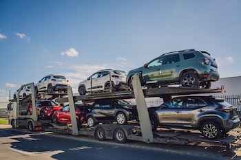 Un camion transporte des voitures (photo: