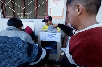 Un homme entre son vote