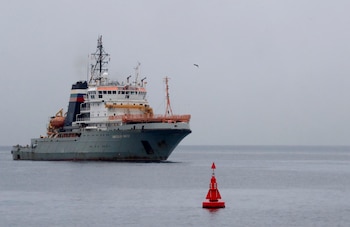 Trois navires d'assaut amphibies,