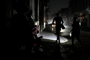 Certaines personnes traversent le