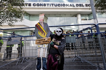 Un manifestant tient un chiffre