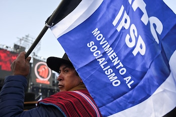 Un homme tient un drapeau