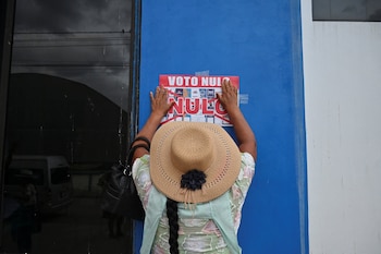 Une femme fait campagne pour