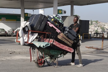 Un résident porte ses biens