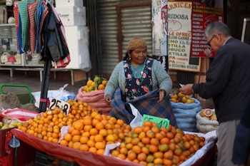 Une femme vend des fruits