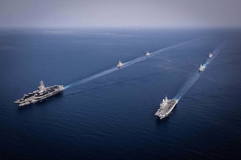 Les États-Unis ont déployé plusieurs destroyers dans