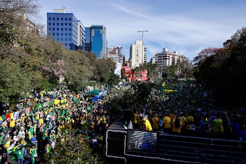 Des milliers de Brésiliens