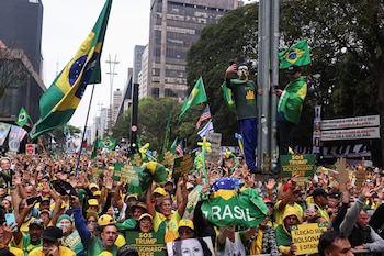 Plusieurs manifestants ont salué les drapeaux de