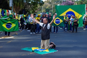 Un manager s'agenouille