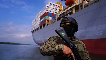 Un soldat garde dans