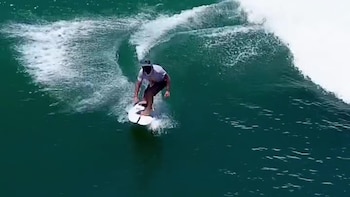 Lacalle po surfant dans le