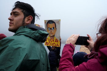 Un manifestant tient une affiche