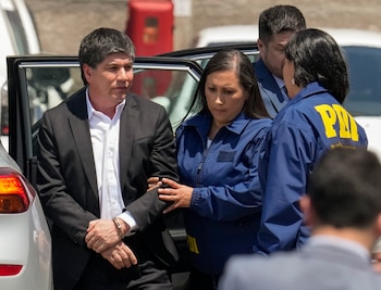 Monsalve est escorté par des agents