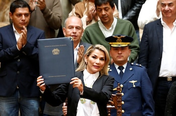 Derrière, le ministre Arturo Murillo. 24