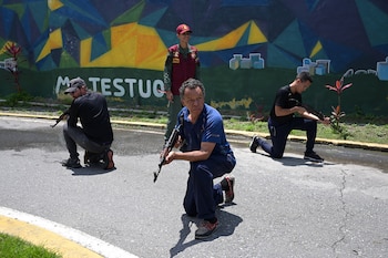 Les hommes ont des armes pendant un