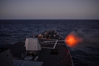 Deux destroyers de missiles guidés