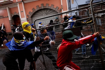 Les manifestants renversent une barricade pendant