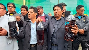 Les pilotes montrent des sédiments dans les bouteilles