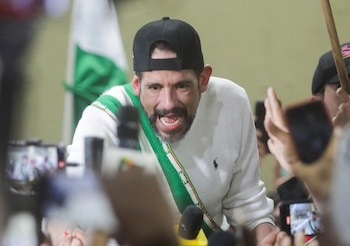 Luis Fernando Camacho à gauche