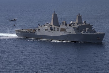 Le navire d'assaut amphibie