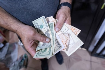 Un homme compte des billets