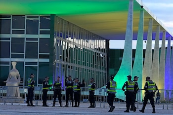 Les agents de sécurité surveillent le