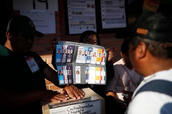 Un jury électoral montre le