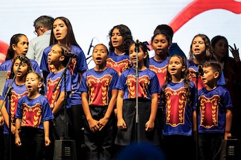Les enfants participent à une célébration