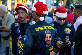 Trois personnes avec des vêtements qui