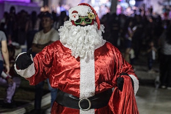 Une personne déguisée en papa