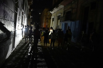 Les gens marchent pendant un