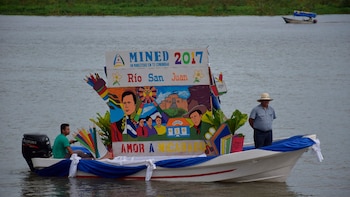 Les gens naviguent dans la rivière