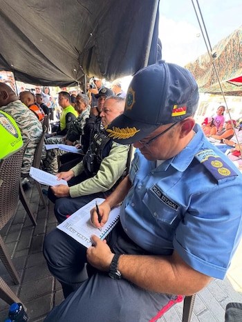 Les militaires, la police et les civils ont participé