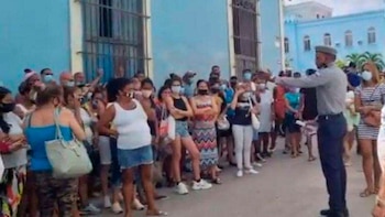Un agent donne des ordres à